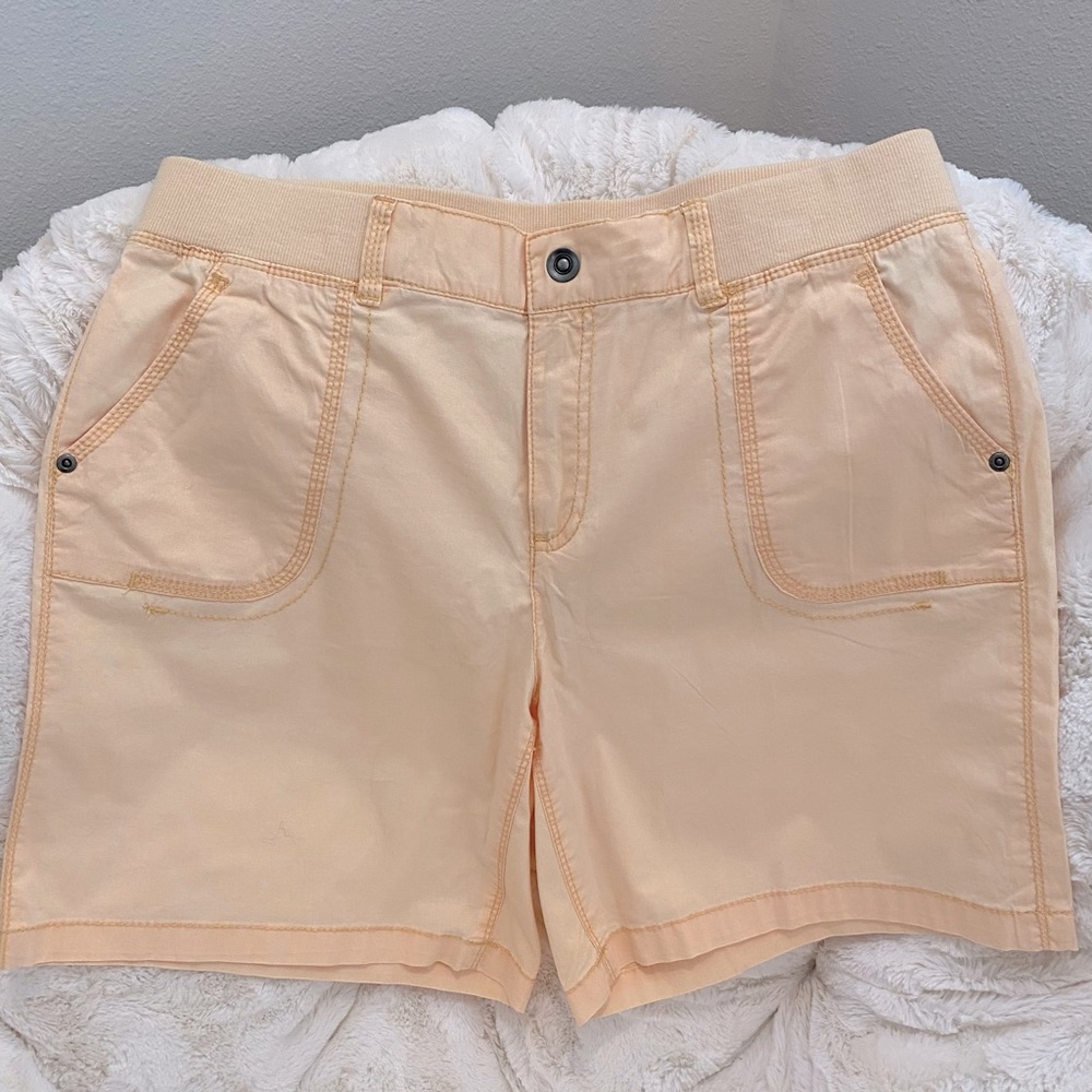 Ladies Shorts Size 10 Light Peach Color Stretch Band
